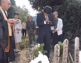 (2)Abductees visit relatives, graves